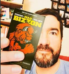 Bărbat fericit folosind Mad Bizzon